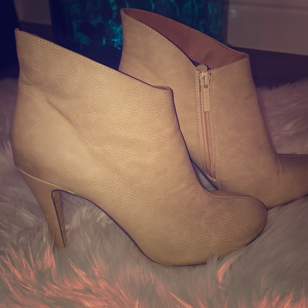 Women’s tan bootie size 7.5